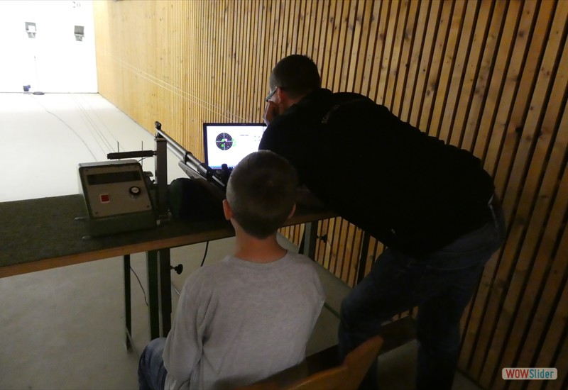 Kinder unter 12 Jahren schießen mit dem Simulator Gewehr