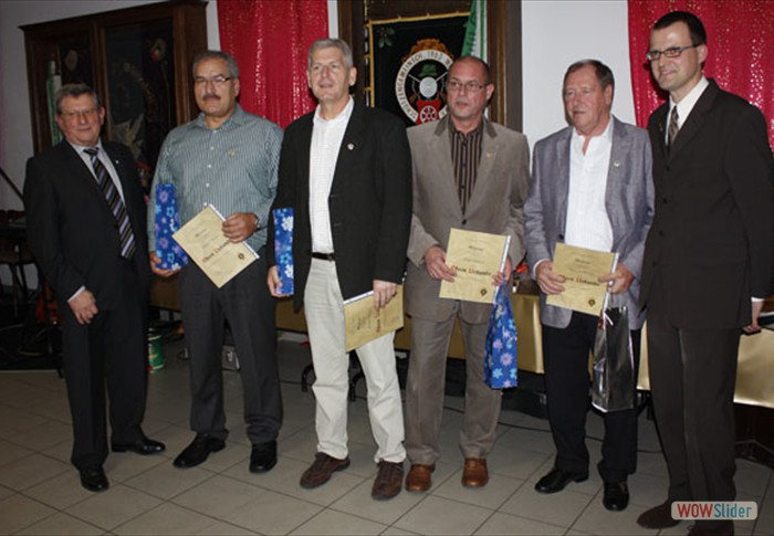 Jordan und Michael Vankov sowie Rolf Schlossererhalten Auszeichnungen für 
ihre 40 jährige Mitgliedschaft im DSB und in Verein.