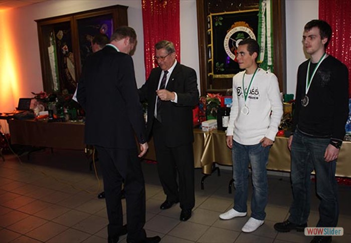 Dirk Martell erhält die Schützenkönigs Insignien für 2013.